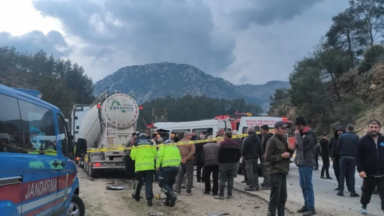 Antalya-Isparta karayolunda işçileri taşıyan minibüs ile beton mikseri çarpıştı: 7 ölü, 7 yaralı