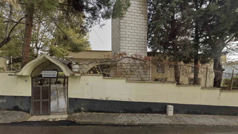 Depremde yıkılan Dostlar Camii, yeniden ayağa kalkıyor