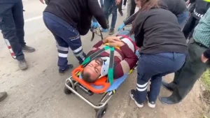 Ispartada elma yüklü çekici kanala devrildi: 1 yaralı