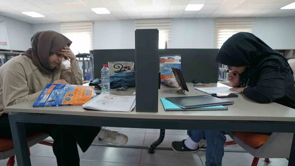 Kahramanmaraş kütüphanelerinde gençler sınava hazırlanıyor